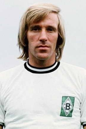 Almanya ve M. Gladbach efsanelerinden Günter Netzer 74 yaşında Almanya ve M. Gladbach efsanelerinden Günter Netzer 74 yaşında
