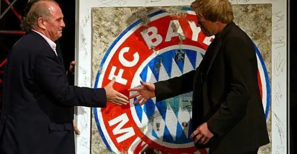Uli Hoeness Oliver Kahn ile görüşme halinde