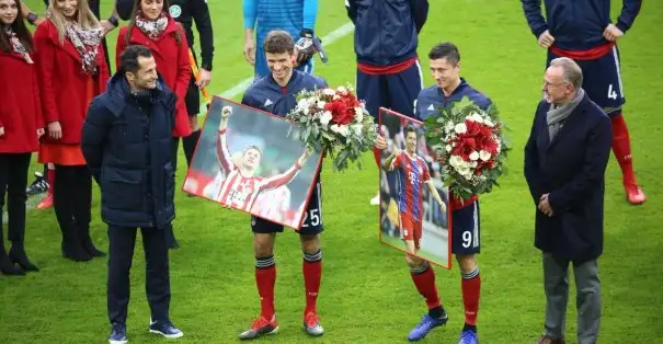 T. Müller ve R. Lewandowski F.Düsseldorf maçı öncesi onurlandırıldılar. 