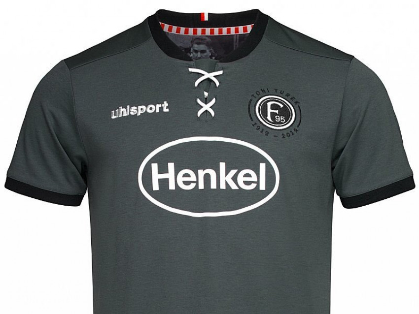 F. Düsseldorf efsane kalecisini unutmuyor