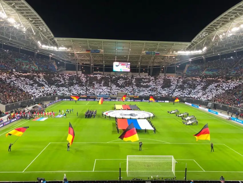 Almanya - Rusya maçını Red Bull Arena stadında yaklaşık 35 bin kişi izledi ve 7 bin koltuğun boş kaldığı açıklandı.