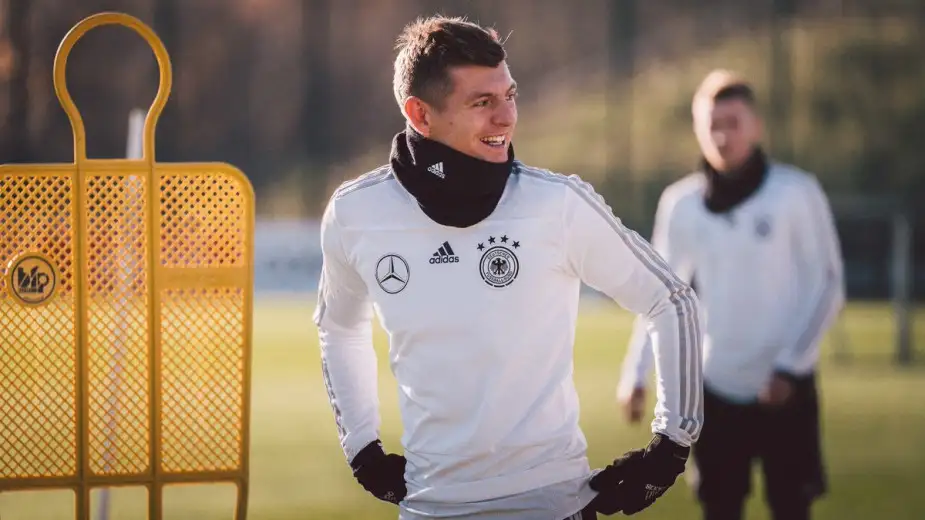Özel izinli olan Toni Kross bugün Almanya milli takım kampına katıldı.