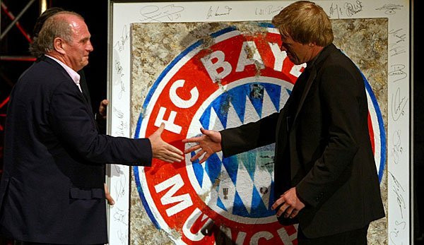 Uli Hoeness Oliver Kahn ile görüşme halinde Uli Hoeness Oliver Kahn ile görüşme halinde
