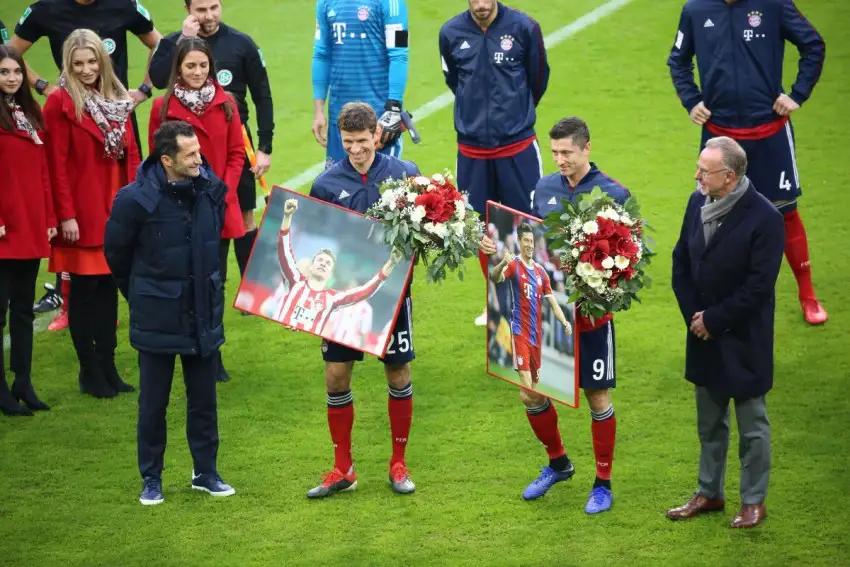 T. Müller ve R. Lewandowski F.Düsseldorf maçı öncesi onurlandırıldılar. 