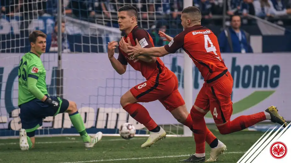 E. Frankfurt 2019 yılında oynadığı resmi maçlarda mağlubiyet yüzü görmedi