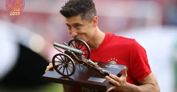 2018/19 sezonunu 22 golle gol kralı olarak tamamlayan Robert Lewandowski ödülünü aldı