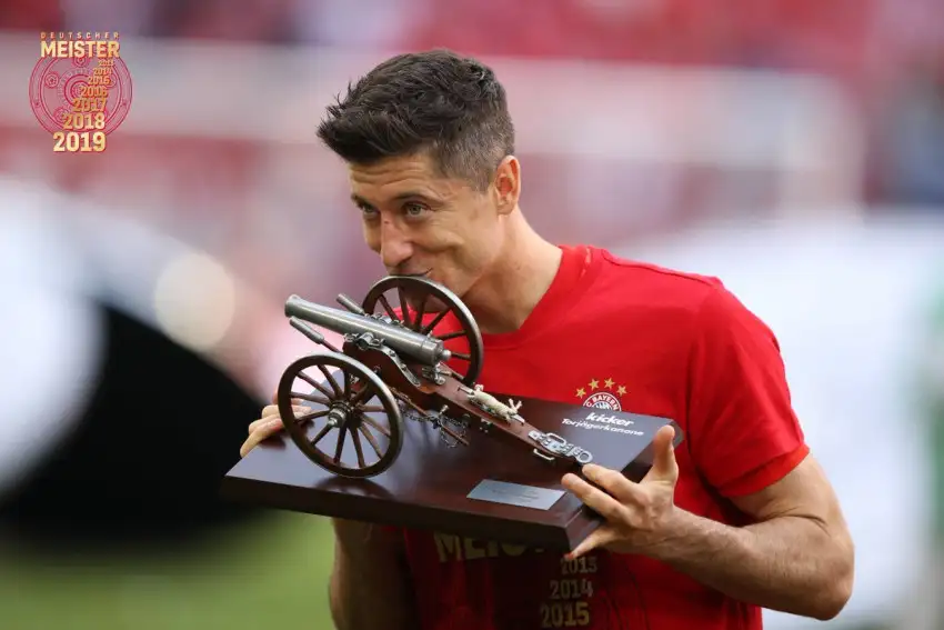 2018/19 sezonunu 22 golle gol kralı olarak tamamlayan Robert Lewandowski ödülünü aldı