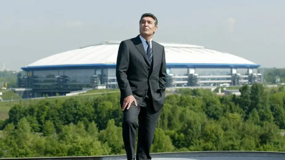 Schalke 04 Rudi Assauer'in adını stadın çevresine veriyor
