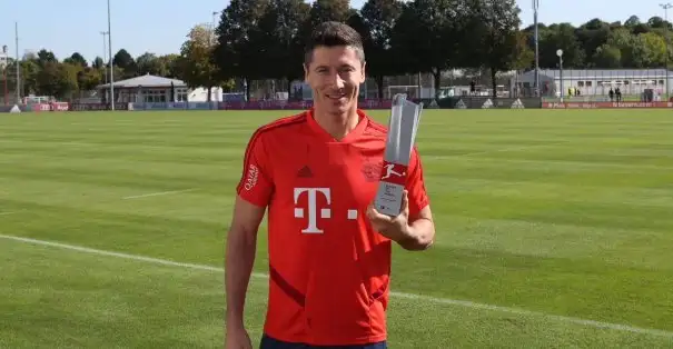 Ağustos ayının futbolcusu ödülünü Robert Lewandowski'ye verdi