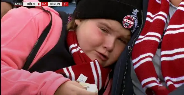 Tribündeki Köln taraftarı bir ufaklık kendini tutamıyor