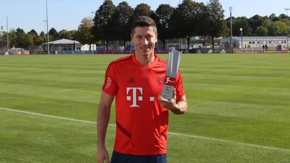 Ağustos ayının futbolcusu ödülünü Robert Lewandowski'ye verdi