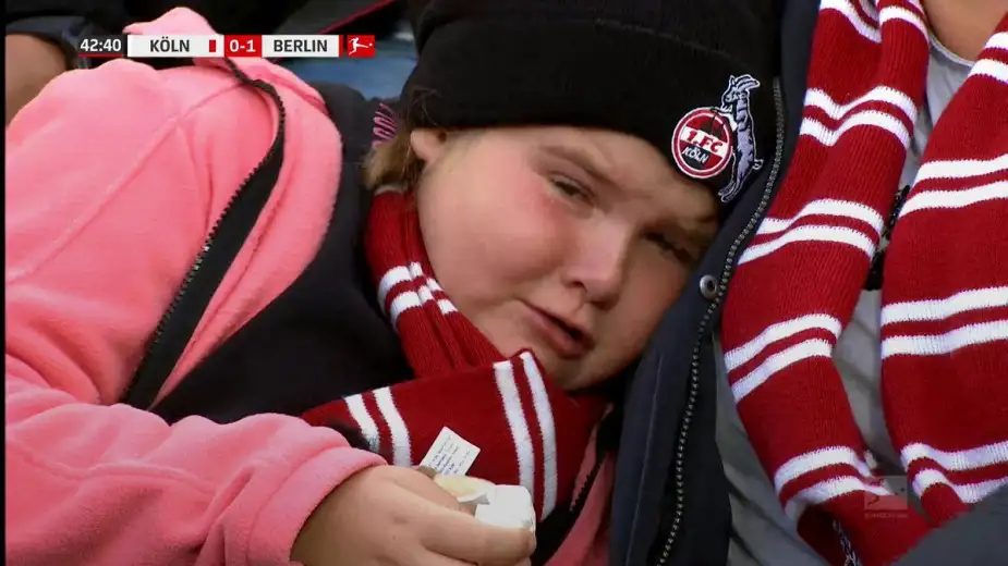 Tribündeki Köln taraftarı bir ufaklık kendini tutamıyor
