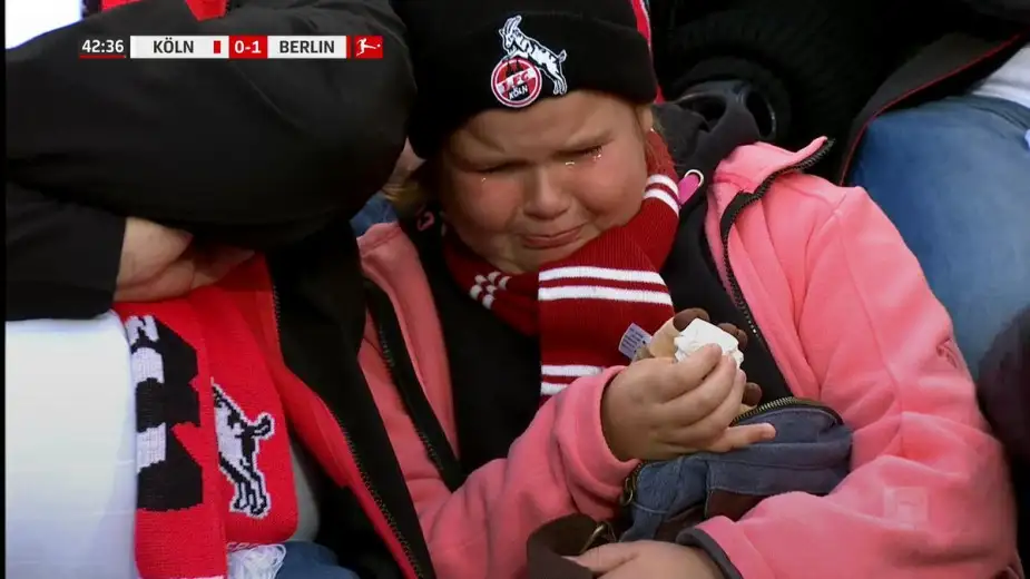 Tribündeki Köln taraftarı bir ufaklık kendini tutamıyor