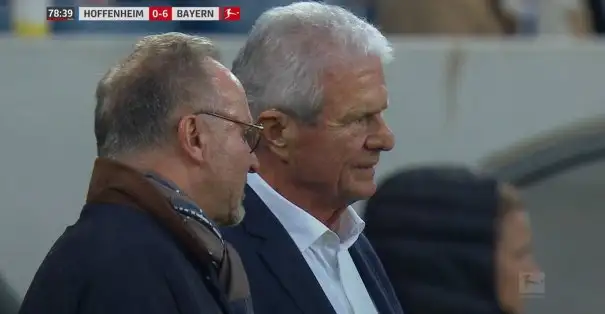 "Maç oynanırken" Rummenigge ve Hopp kenarda beraber konuyu konuşuyorlar.