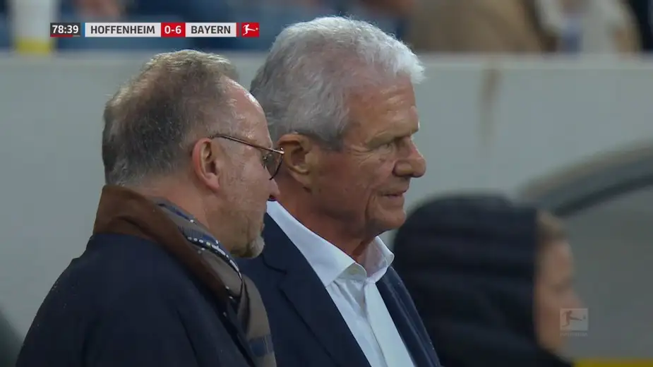 "Maç oynanırken" Rummenigge ve Hopp kenarda beraber konuyu konuşuyorlar.