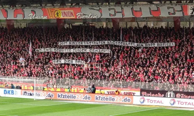 Union Berlin - Wolfsburg maçında da #Hopp aleyhine pankartlar açılması sonucu maça ara verildi