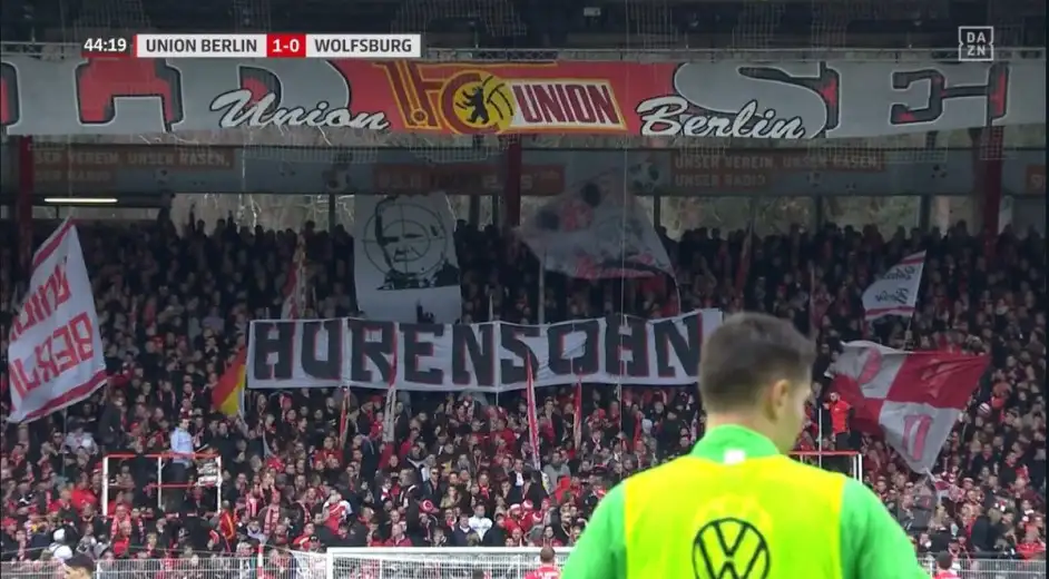 Union Berlin - Wolfsburg maçında da #Hopp aleyhine pankartlar açılması sonucu maça ara verildi