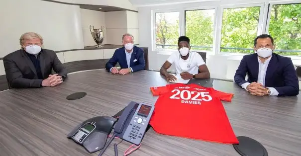 Bayern Münih Alphonso Davies'in sözleşmesini 2025'e kadar uzattı