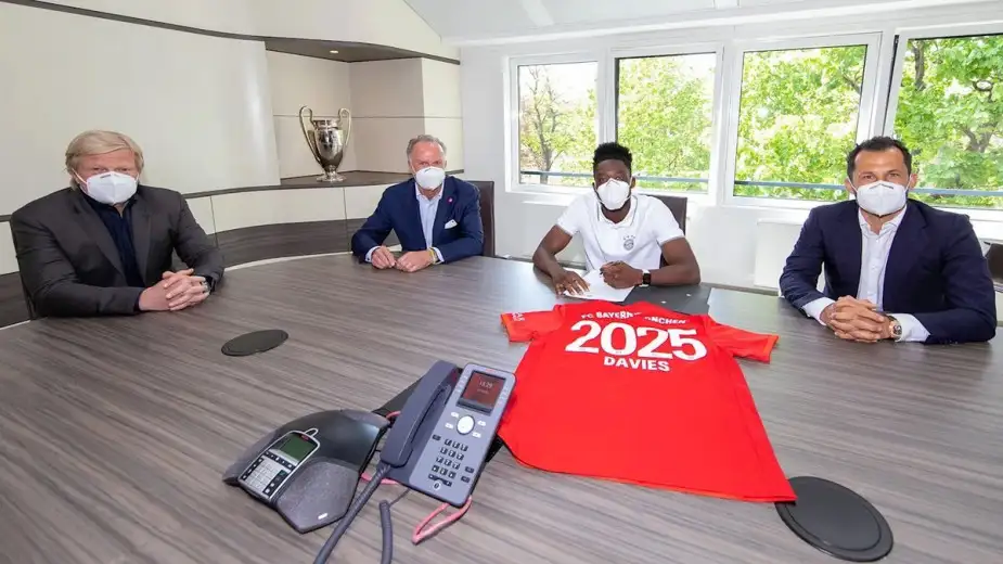 Bayern Münih Alphonso Davies'in sözleşmesini 2025'e kadar uzattı
