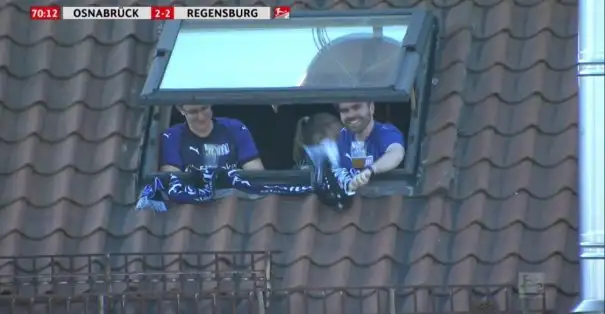 2-2'nin sevincini kutlayan Osnabrück "tribünlerinde" yer alan taraftarlar