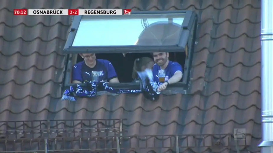 2-2'nin sevincini kutlayan Osnabrück "tribünlerinde" yer alan taraftarlar