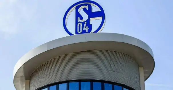Schalke 04'te bir futbolcunun #COVID19 testi pozitif çıktı