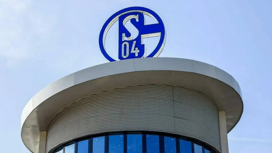 Schalke 04'te bir futbolcunun #COVID19 testi pozitif çıktı