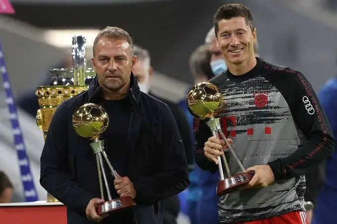 Robert Lewandowski ve Hans-Dieter Flick Schalke 04 maçı öncesi ödüllerini aldı