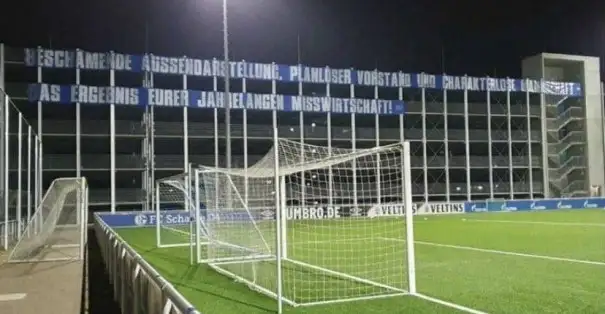 Ultras Gelsenkirchen 2 pankartla mesajlarını net şekilde veriyor: