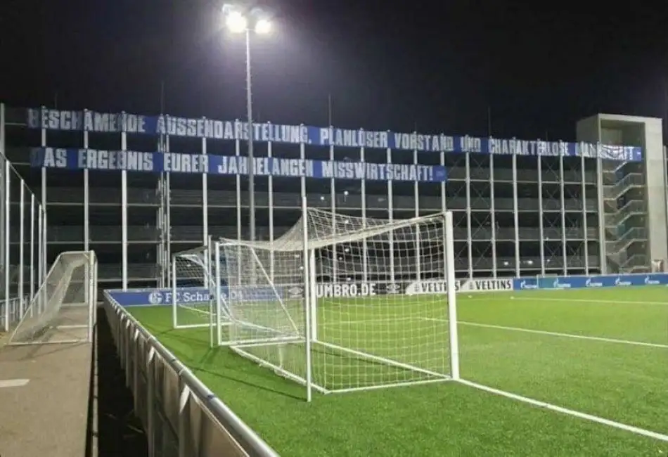 Ultras Gelsenkirchen 2 pankartla mesajlarını net şekilde veriyor: