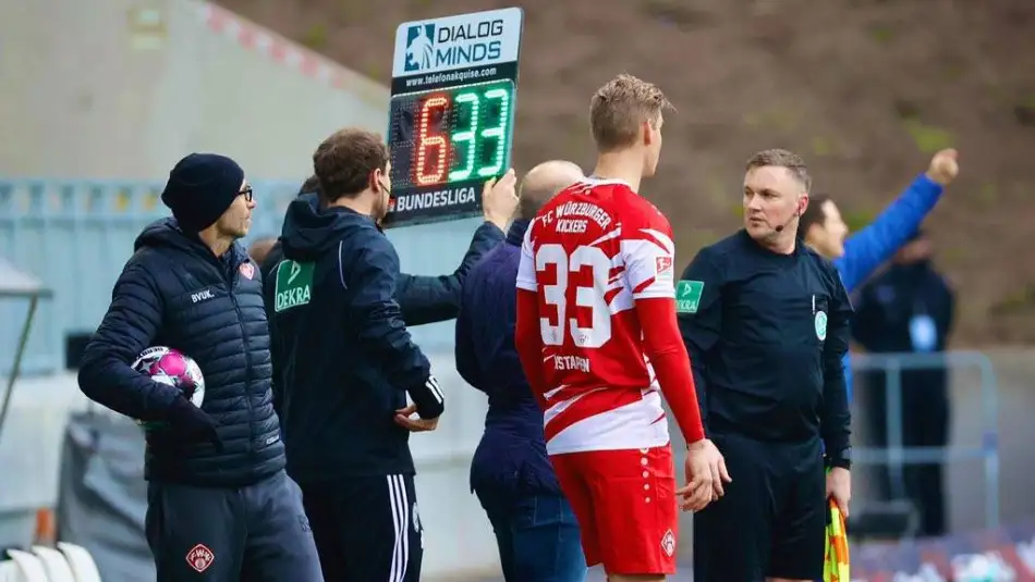 Würzburger Kickers 90. dakikada oyuna stoper yerine yedek kalecisini aldı