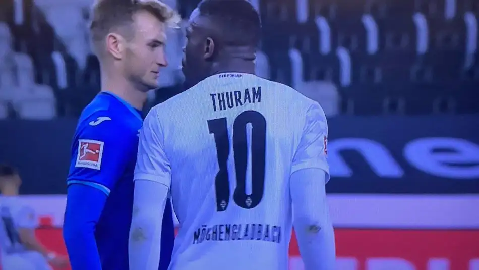 Rakibine tükürerek oyundan atılan Marcus Thuram özür metni yayınladı