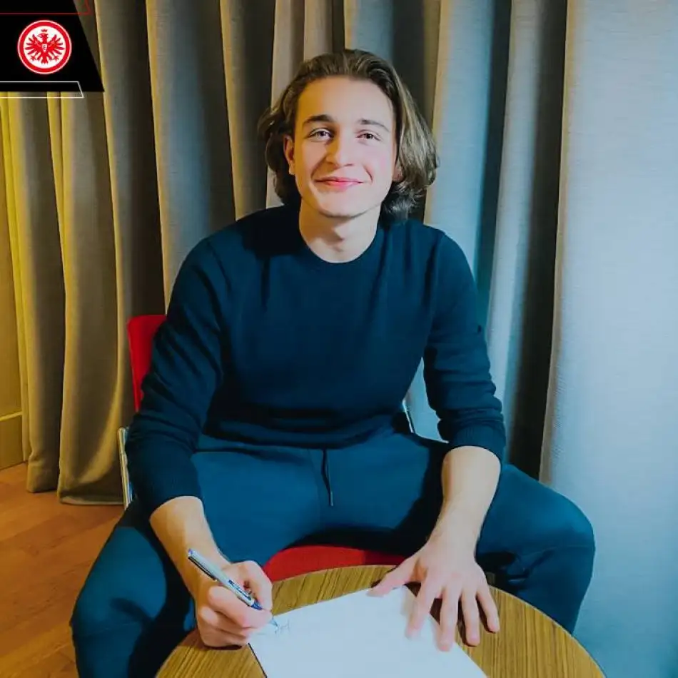 Eintracht Frankfurt Ali Akman ile  4 yıllık sözleşme imzaladı