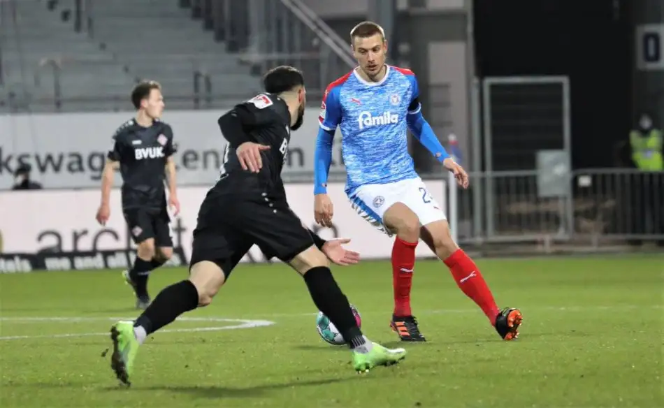 Holstein Kiel maç fazlasıyla liderliğe yükseldi