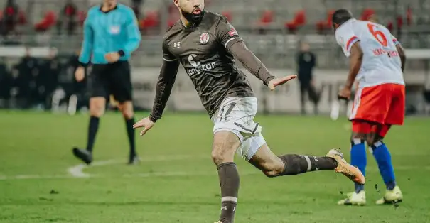 Hamburg'un 10 kişi kaldığı Hamburg şehir derbisinde gülen taraf St. Pauli