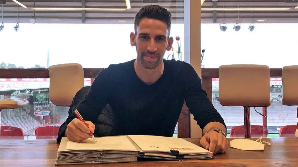 Union Berlin Rani Khedira'yı transfer ettiğini duyurdu.