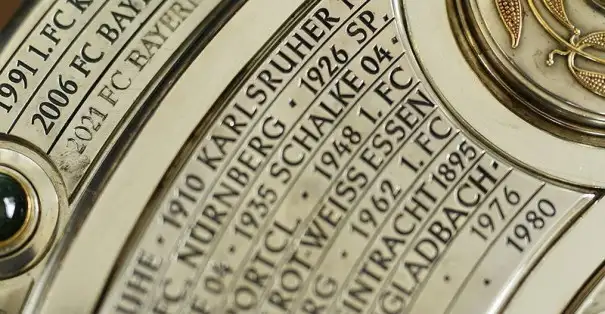 Bayern Münih'in adı şampiyonluk tepsisi "Meisterschale" üzerine yazıldı