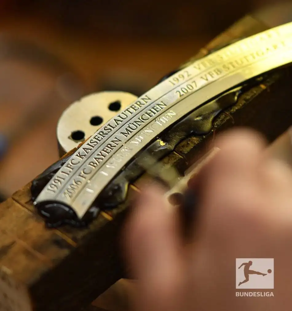 Bayern Münih'in adı şampiyonluk tepsisi "Meisterschale" üzerine yazıldı