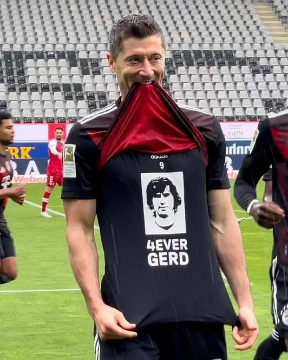 Gerd Müller'in 40 gol rekorunu egale eden Robert Lewandowski ustayı unutmadı