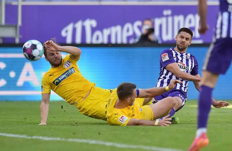 2. Bundesliga'da Eintracht Braunschweig ve Würzburger Kickers 3. lige düştü