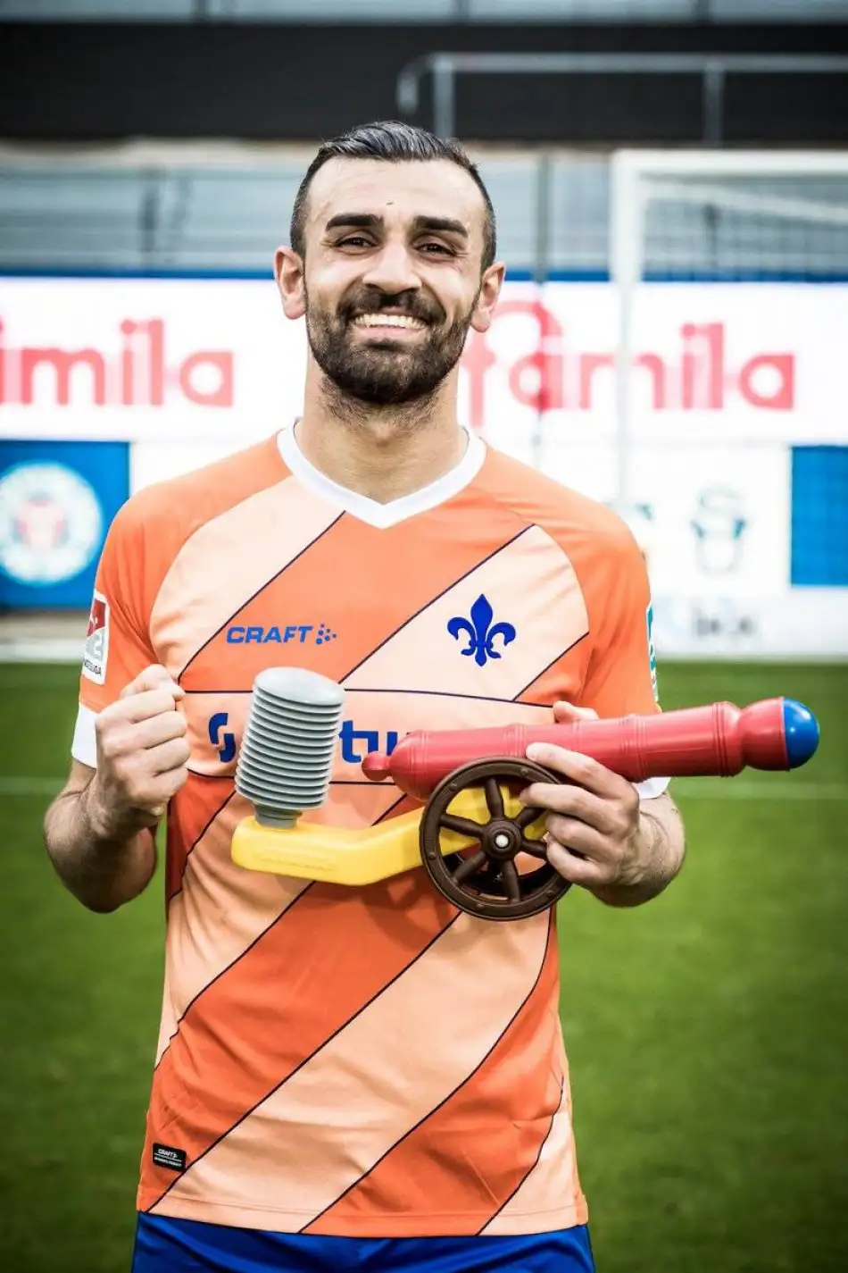 2. Bundesliga'nın kralı Serdar Dursun ödülünü aldı