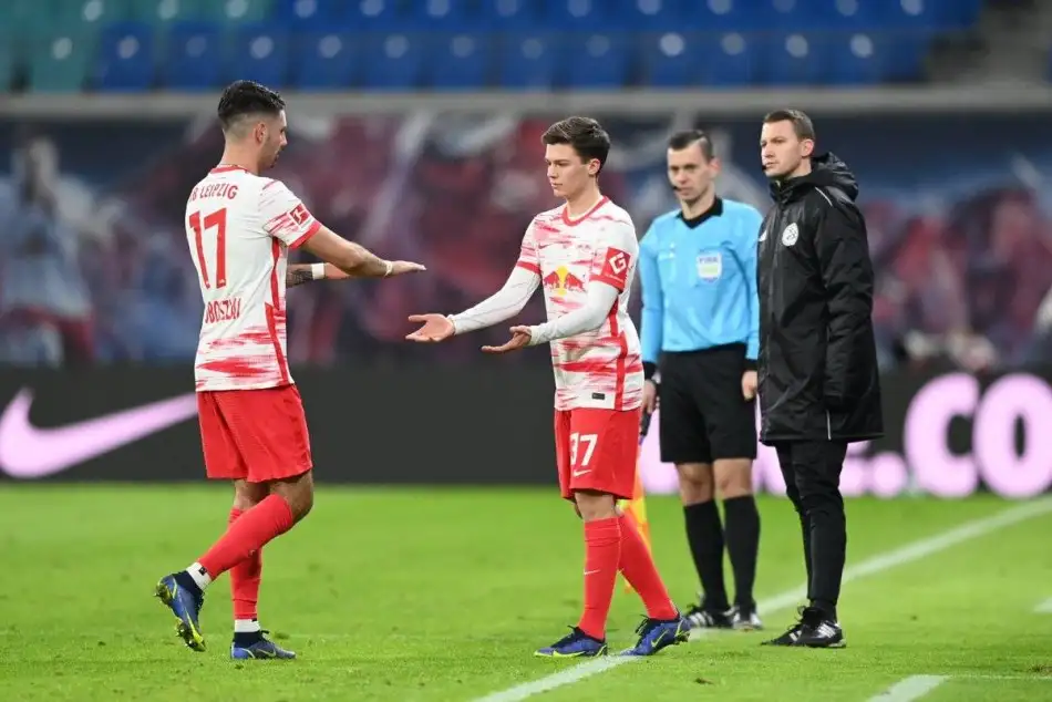 Bundesliga'da bir genç futbolcu daha sahalarda yerini aldı